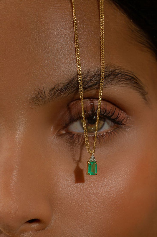 Quelle tenue porter avec des bijoux en émeraude ? Le guide du style raffiné