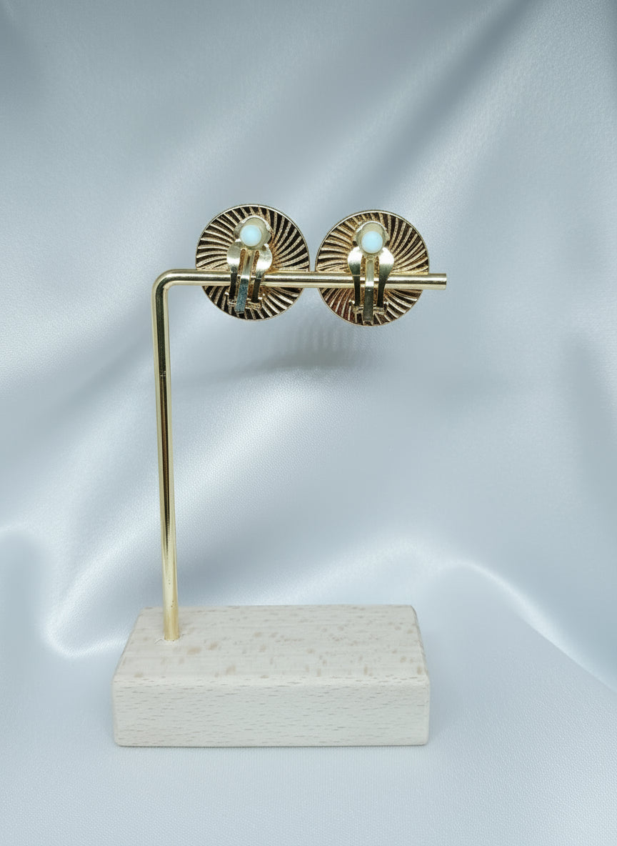 Boucles d’oreilles Thaïs à clips en acier inoxydable doré, design circulaire texturé, confortables et sans perçage.