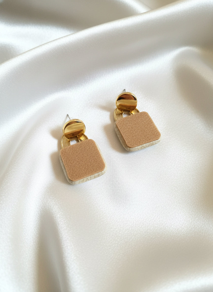 Boucles d’oreilles Thaïs bi matière dorées et ivoire bijou chic en acier inoxydable longueur 4 cm.