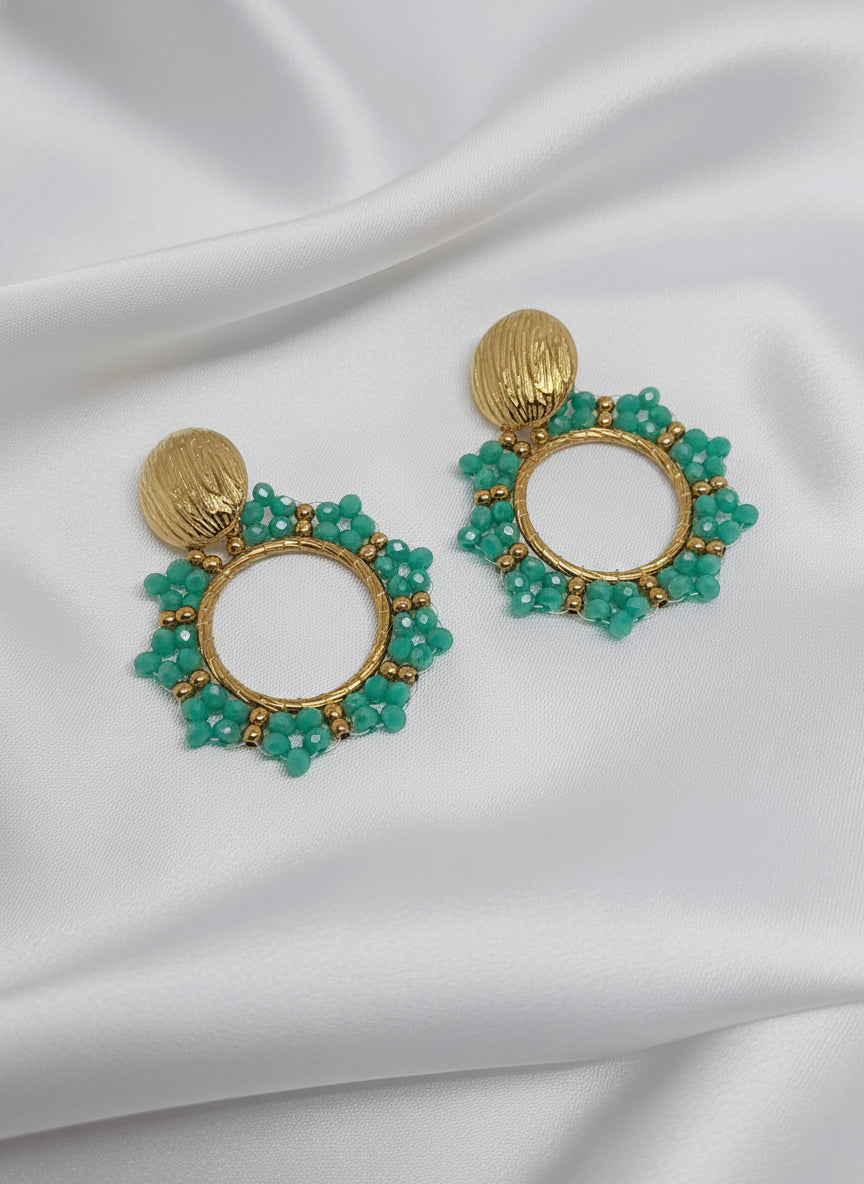 alt="Boucles d’oreilles Marie en acier inoxydable doré – cercle texturé avec perles vertes florales, bijou élégant et hypoallergénique"