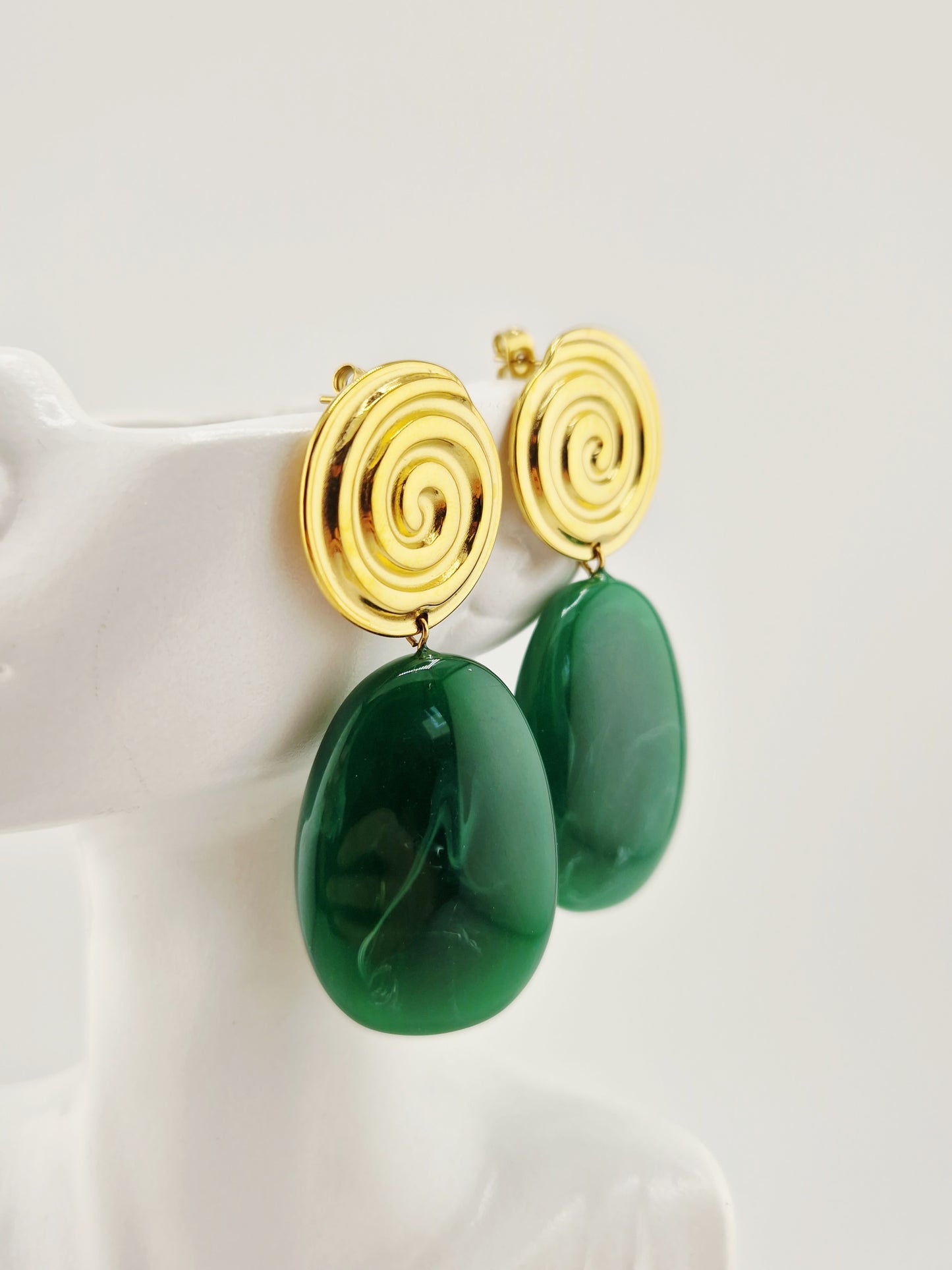 <img src="..." alt="Boucles d’oreilles Kyra en acier inoxydable doré avec cabochon vert bouteille, design spirale, longueur 6,5 cm">