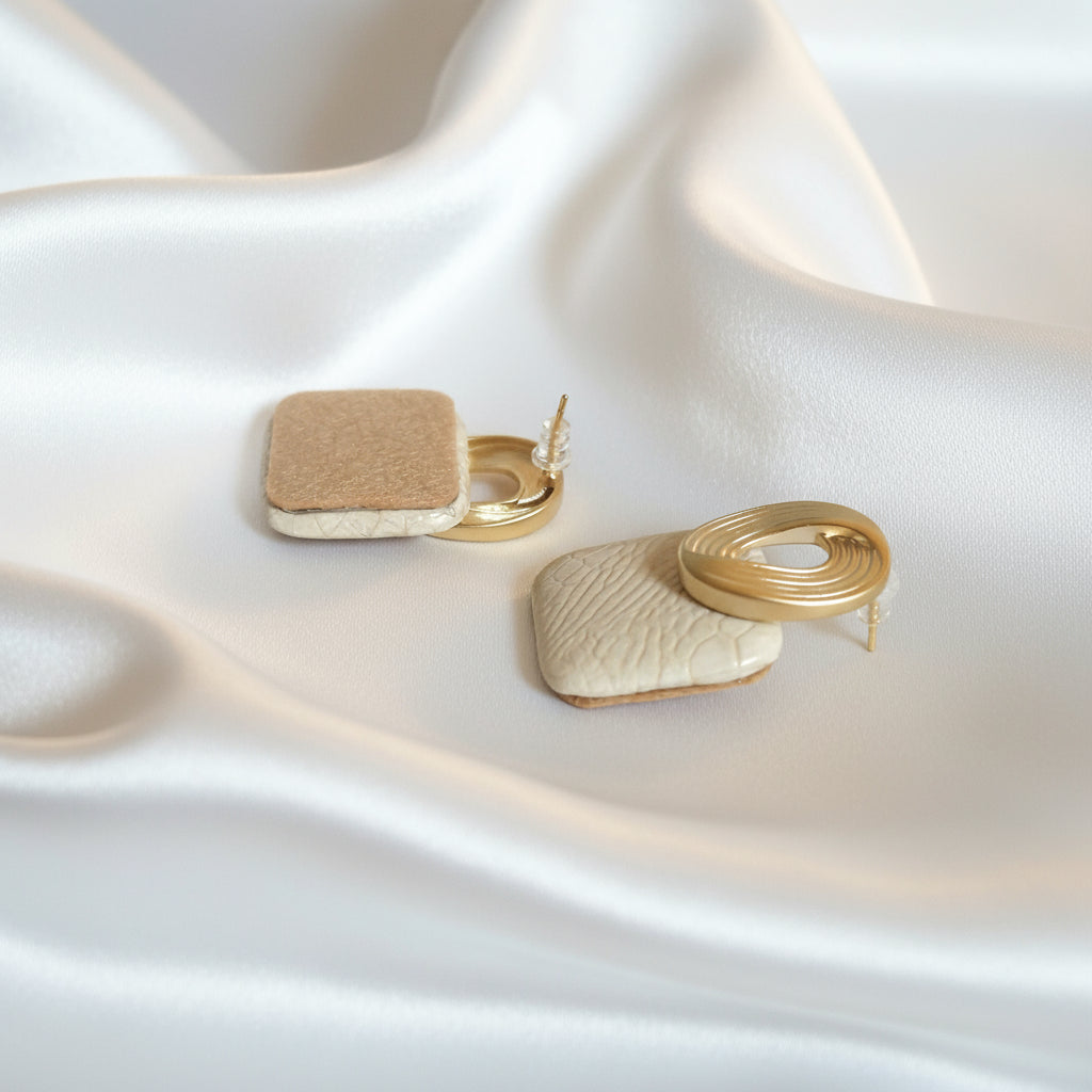 Boucles d’oreilles Thaïs bi matière dorées et ivoire bijou chic en acier inoxydable longueur 4 cm.