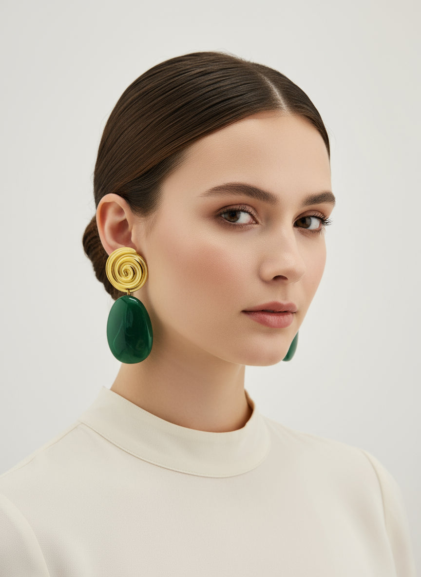 <img src="..." alt="Boucles d’oreilles Kyra en acier inoxydable doré avec cabochon vert bouteille, design spirale, longueur 6,5 cm">