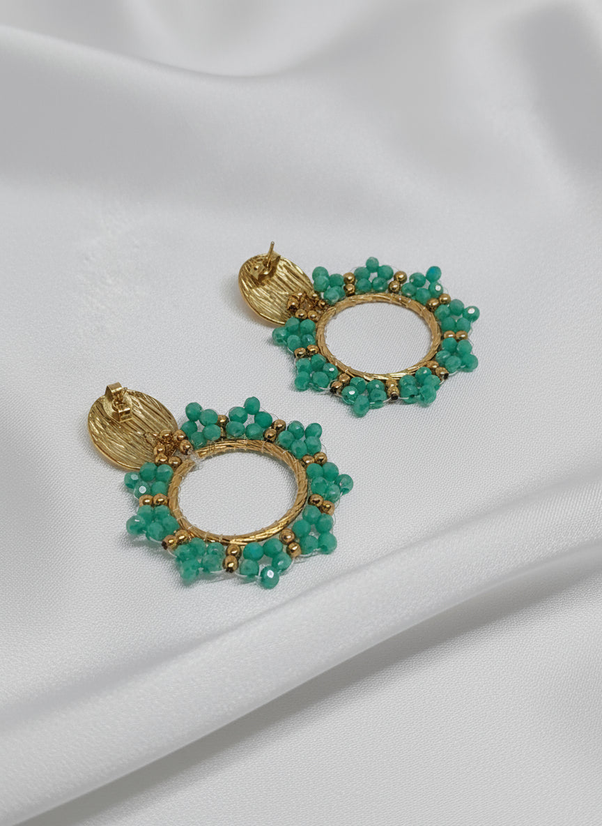 alt="Boucles d’oreilles Marie en acier inoxydable doré – cercle texturé avec perles vertes florales, bijou élégant et hypoallergénique"
