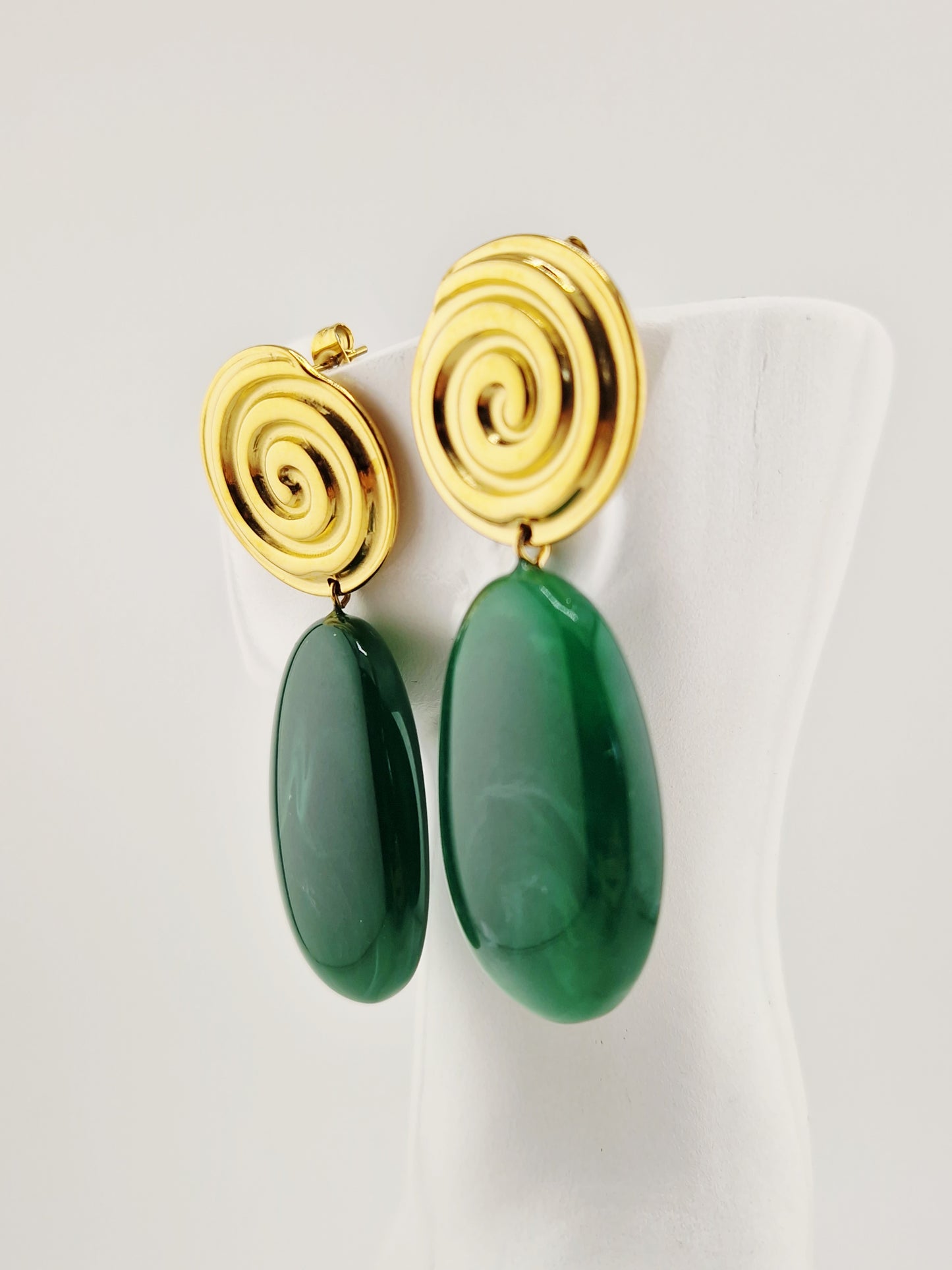 <img src="..." alt="Boucles d’oreilles Kyra en acier inoxydable doré avec cabochon vert bouteille, design spirale, longueur 6,5 cm">
