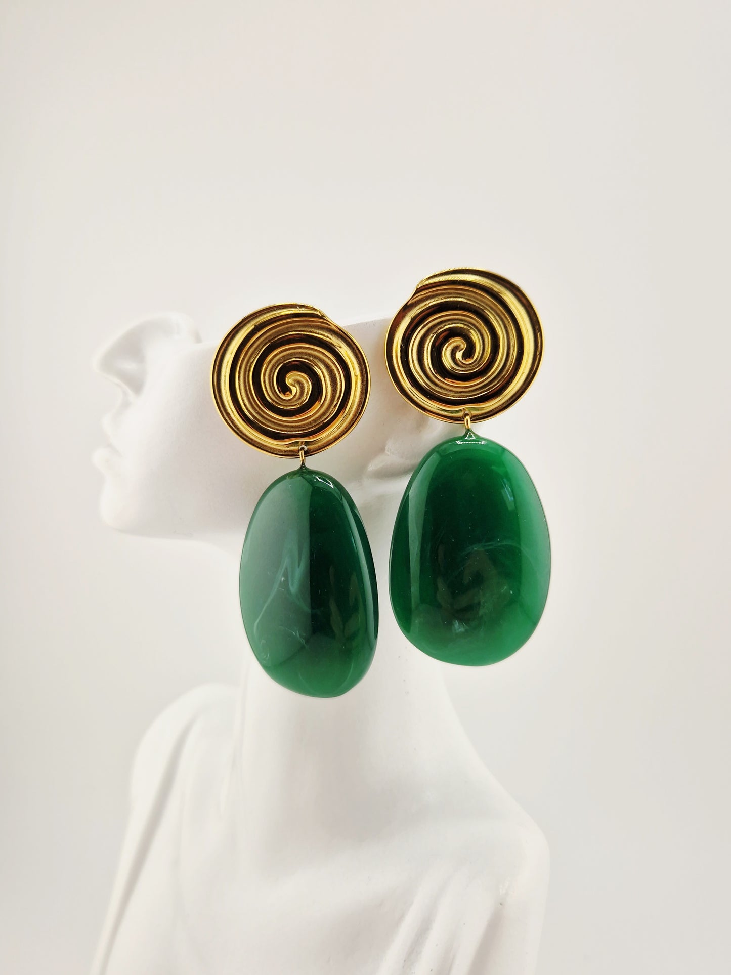 <img src="..." alt="Boucles d’oreilles Kyra en acier inoxydable doré avec cabochon vert bouteille, design spirale, longueur 6,5 cm">