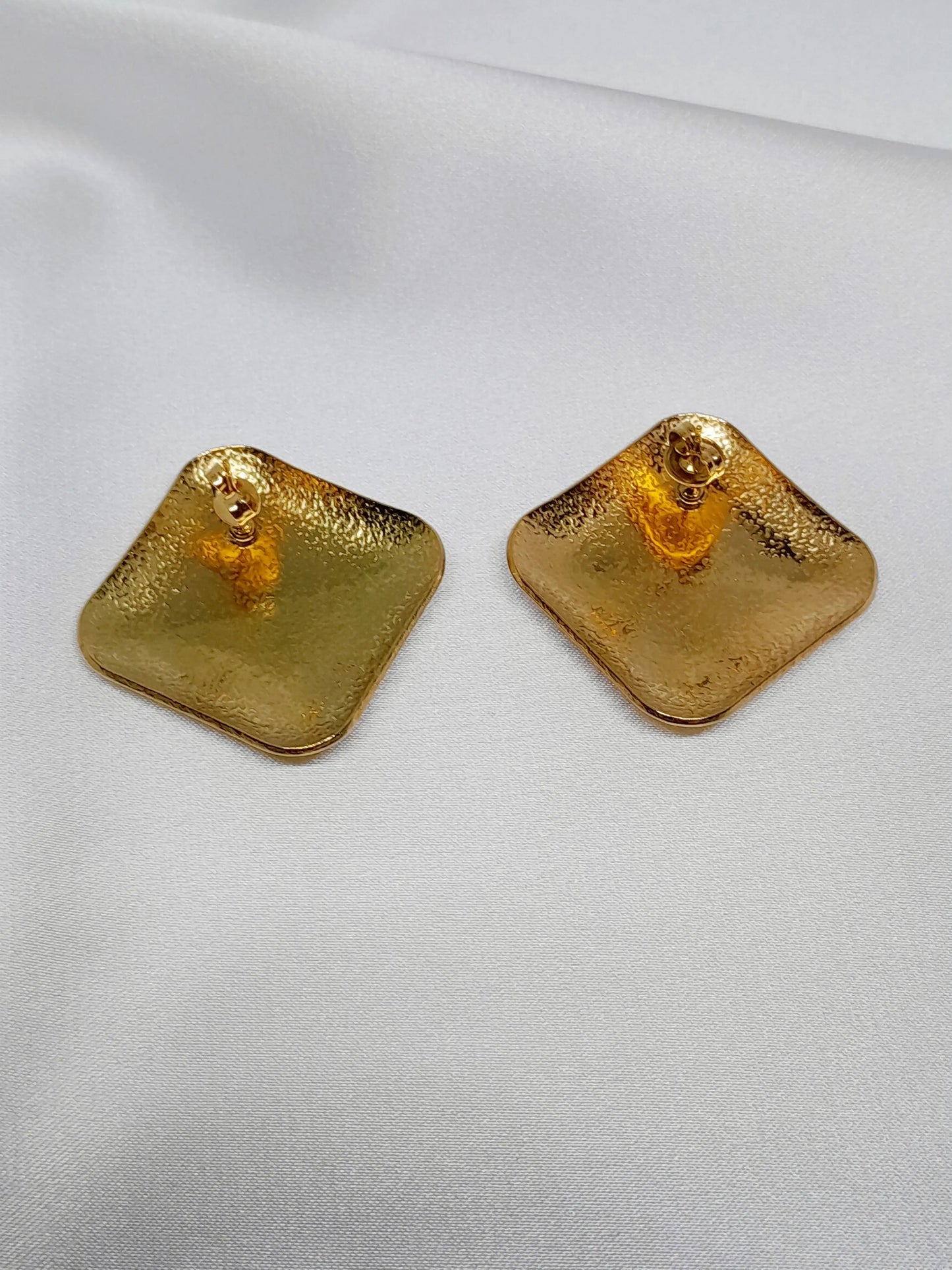 alt="Boucles d’oreilles Ophélia en acier inoxydable doré – design carré martelé effet miroir, bijou élégant et hypoallergénique"