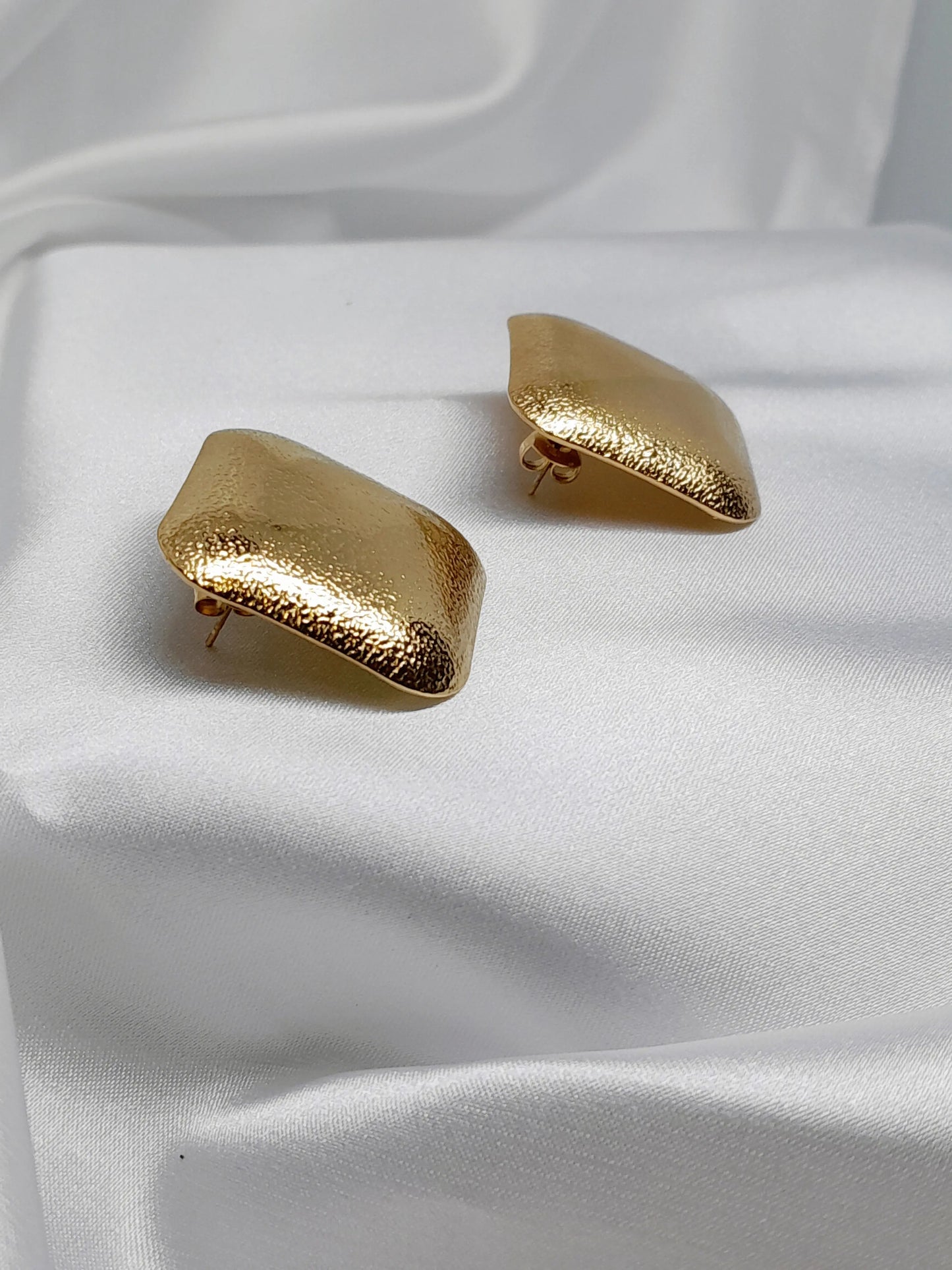 alt="Boucles d’oreilles Ophélia en acier inoxydable doré – design carré martelé effet miroir, bijou élégant et hypoallergénique"