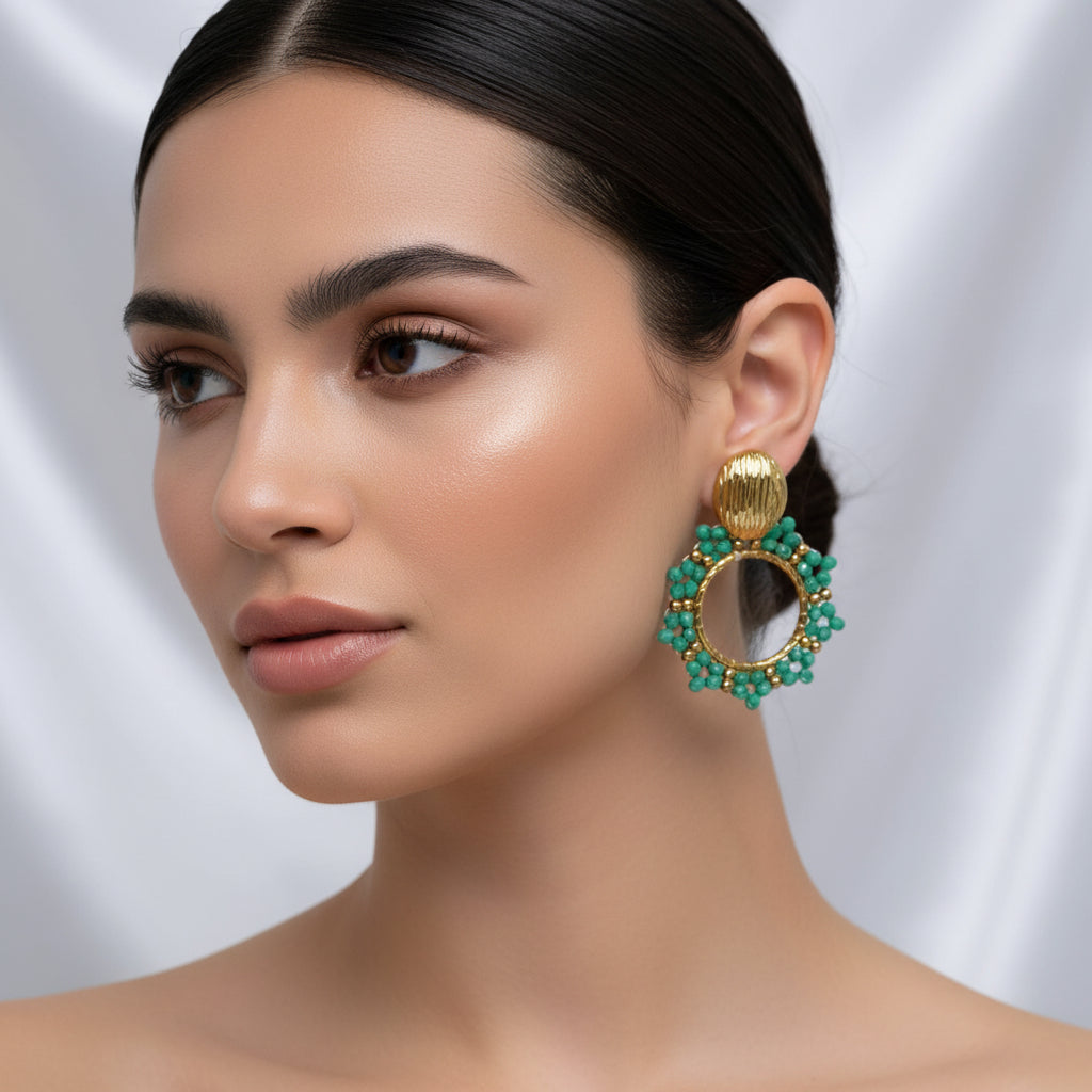 alt="Boucles d’oreilles Marie en acier inoxydable doré – cercle texturé avec perles vertes florales, bijou élégant et hypoallergénique"