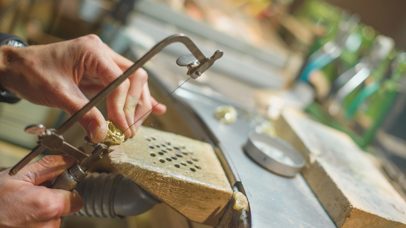 L-Art-de-la-Bijouterie-Artisanale-Une-Tendance-qui-Séduit-en-2024  Mymycréation