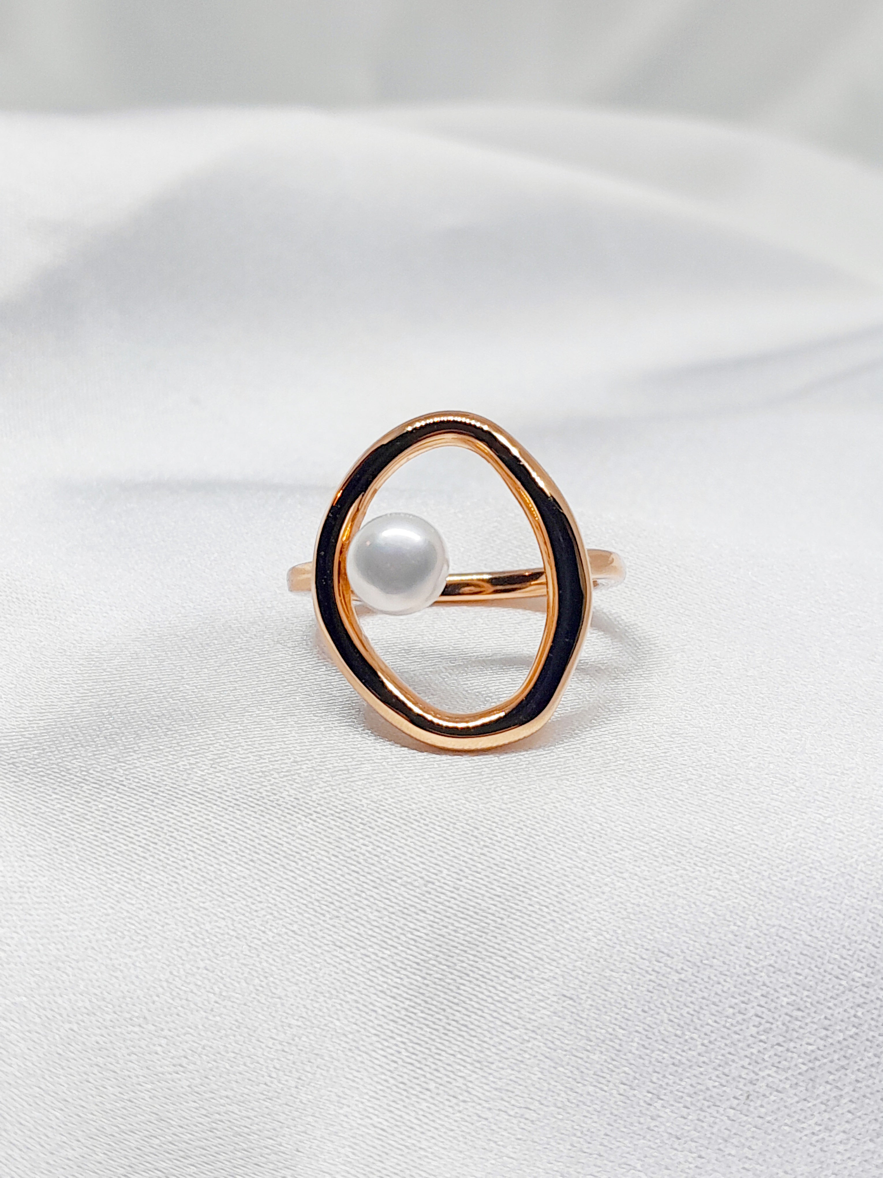 Bague Célia en argent sterling 925 doré, ornée d’une perle de culture d’eau douce, design ajouré élégant Oréa Bijoux.