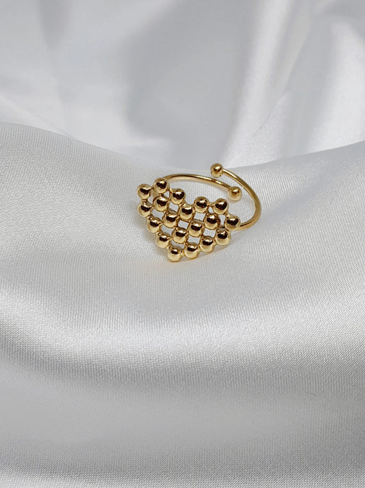 Bague Cléa dorée en acier inoxydable au motif cœur perlé sur tissu blanc