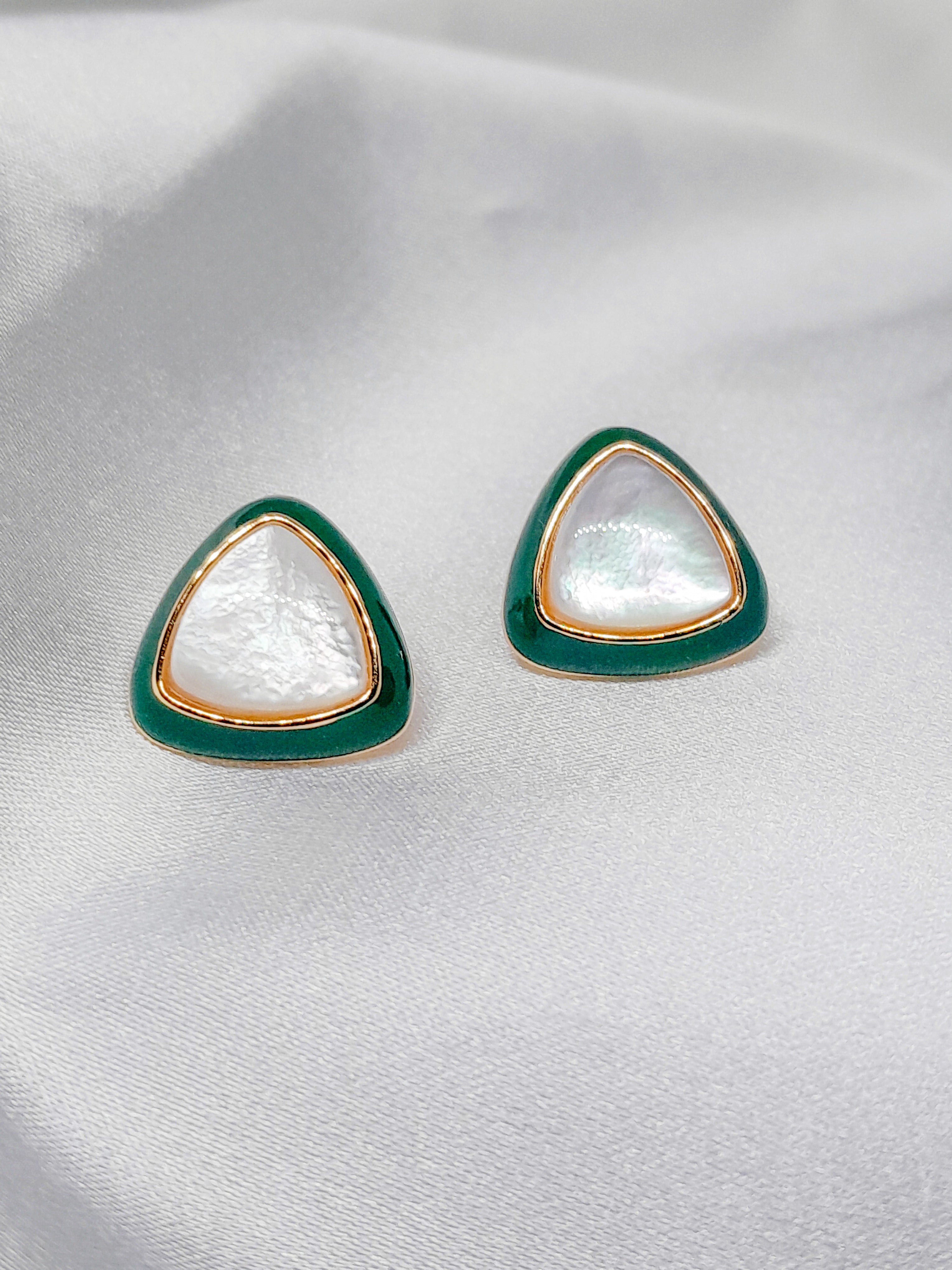 Boucles d’oreilles Bella en argent sterling 925 avec nacre blanche et résine verte, design géométrique élégant Oréa Bijoux.