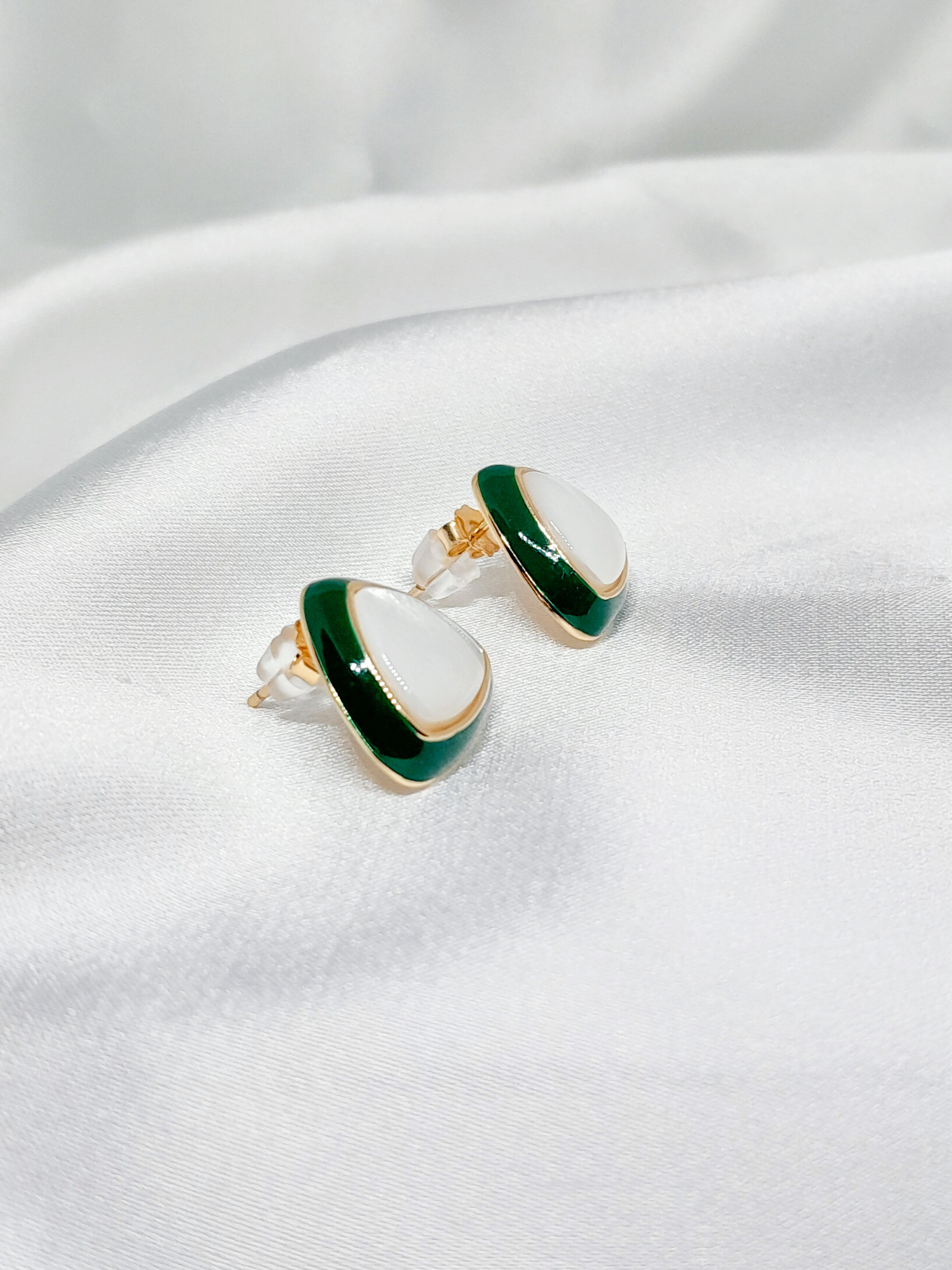 Boucles d’oreilles Bella en argent sterling 925 avec nacre blanche et résine verte, design géométrique élégant Oréa Bijoux.