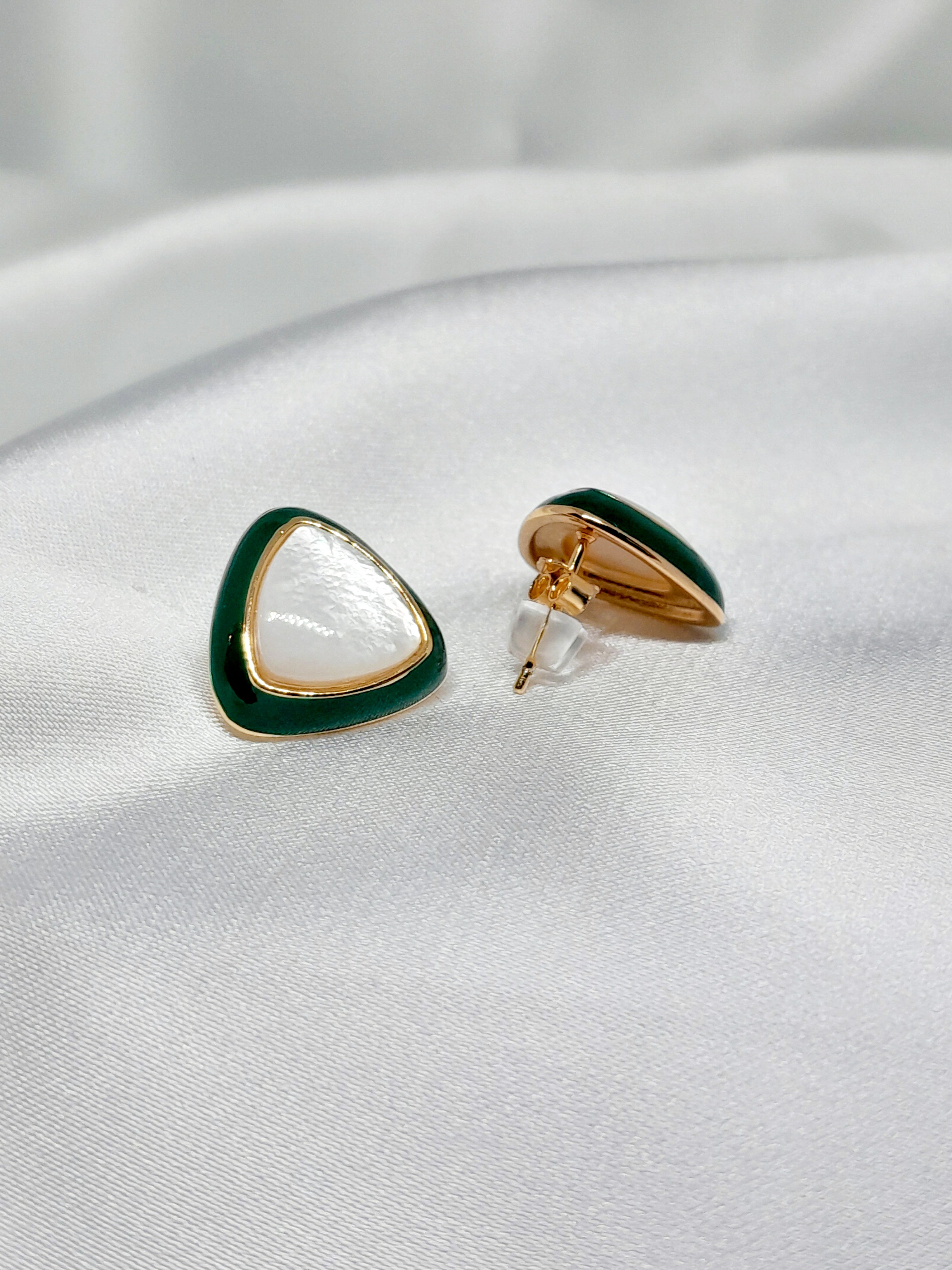 Boucles d’oreilles Bella en argent sterling 925 avec nacre blanche et résine verte, design géométrique élégant Oréa Bijoux.