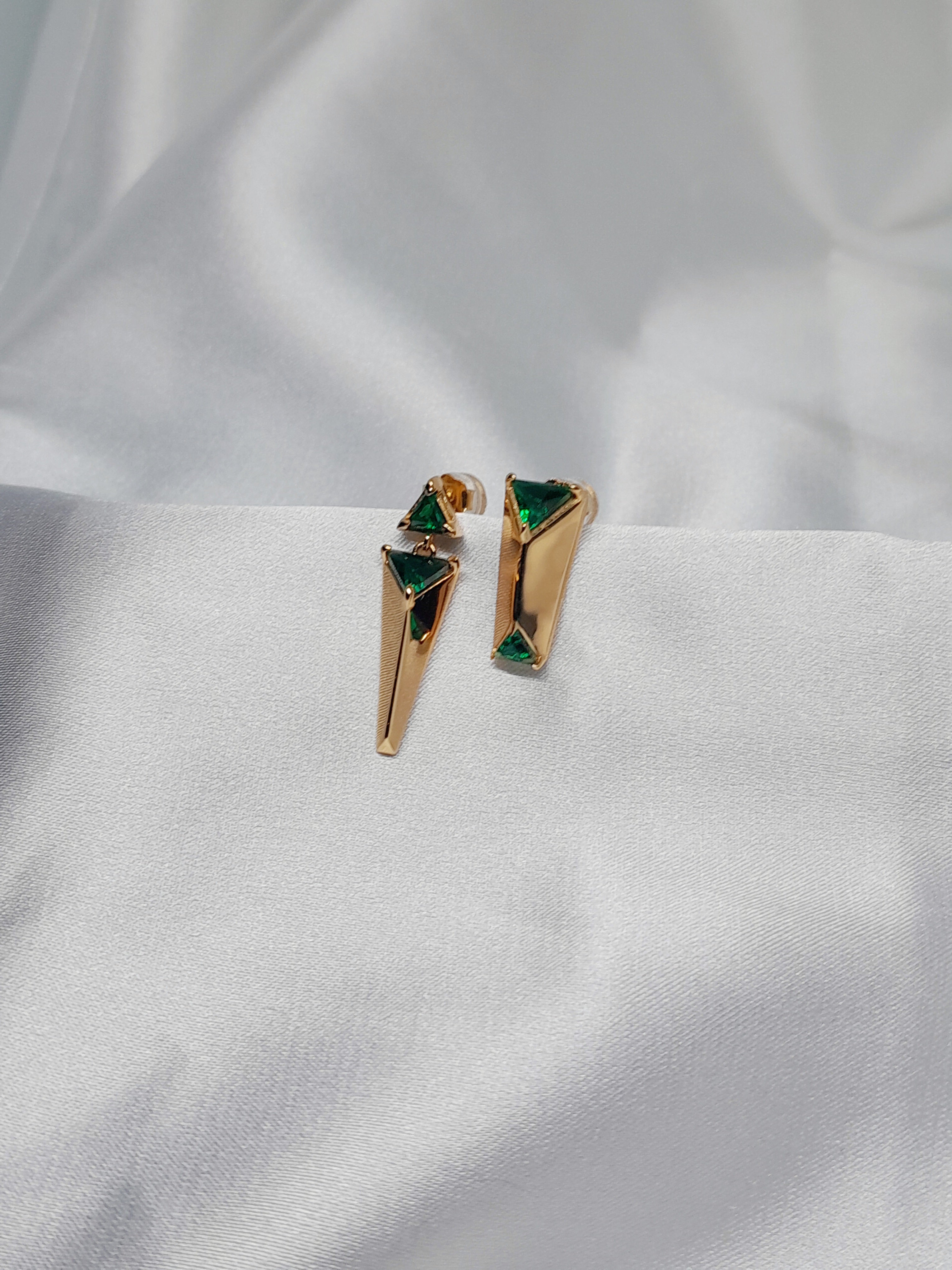 Boucles d’oreilles Malte en argent sterling 925 doré avec cristaux verts triangulaires, design géométrique asymétrique Oréa Bijoux.