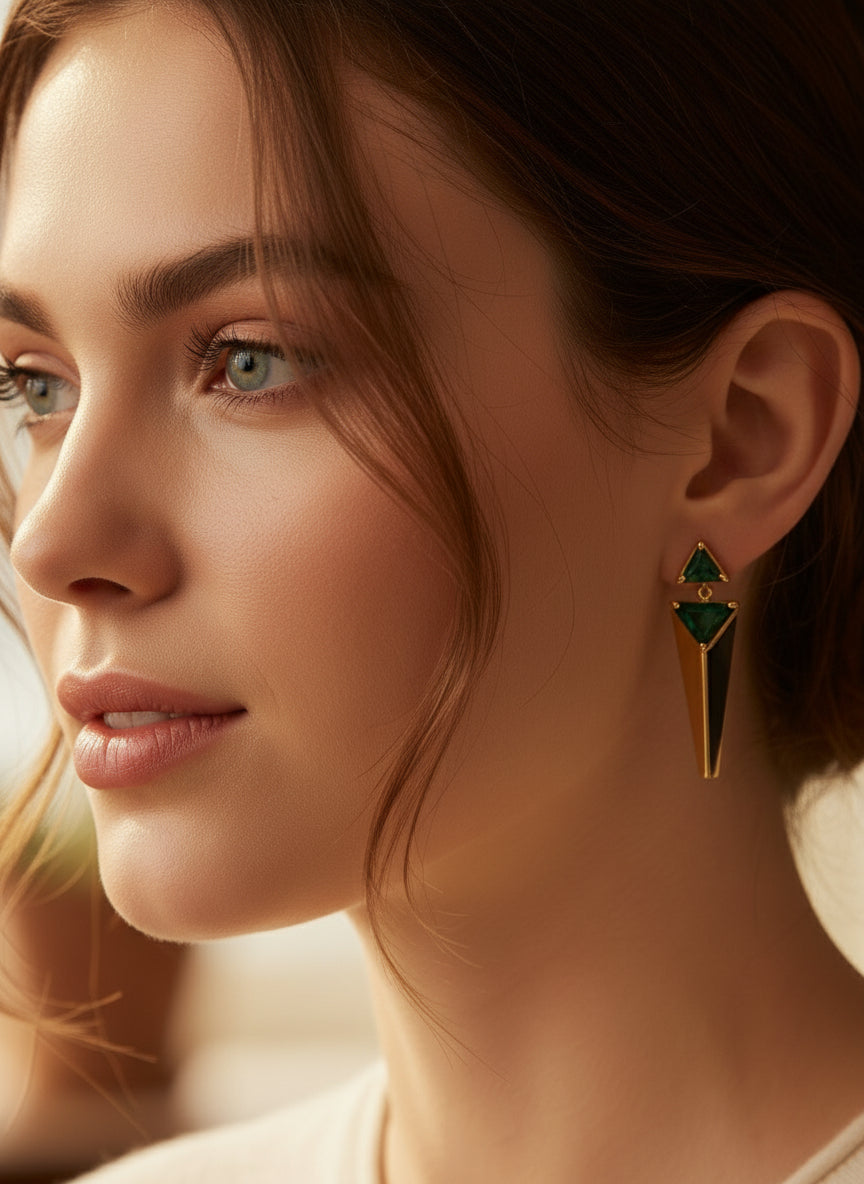 Boucles d’oreilles Malte en argent sterling 925 doré avec cristaux verts triangulaires porté, design géométrique asymétrique Oréa Bijoux.