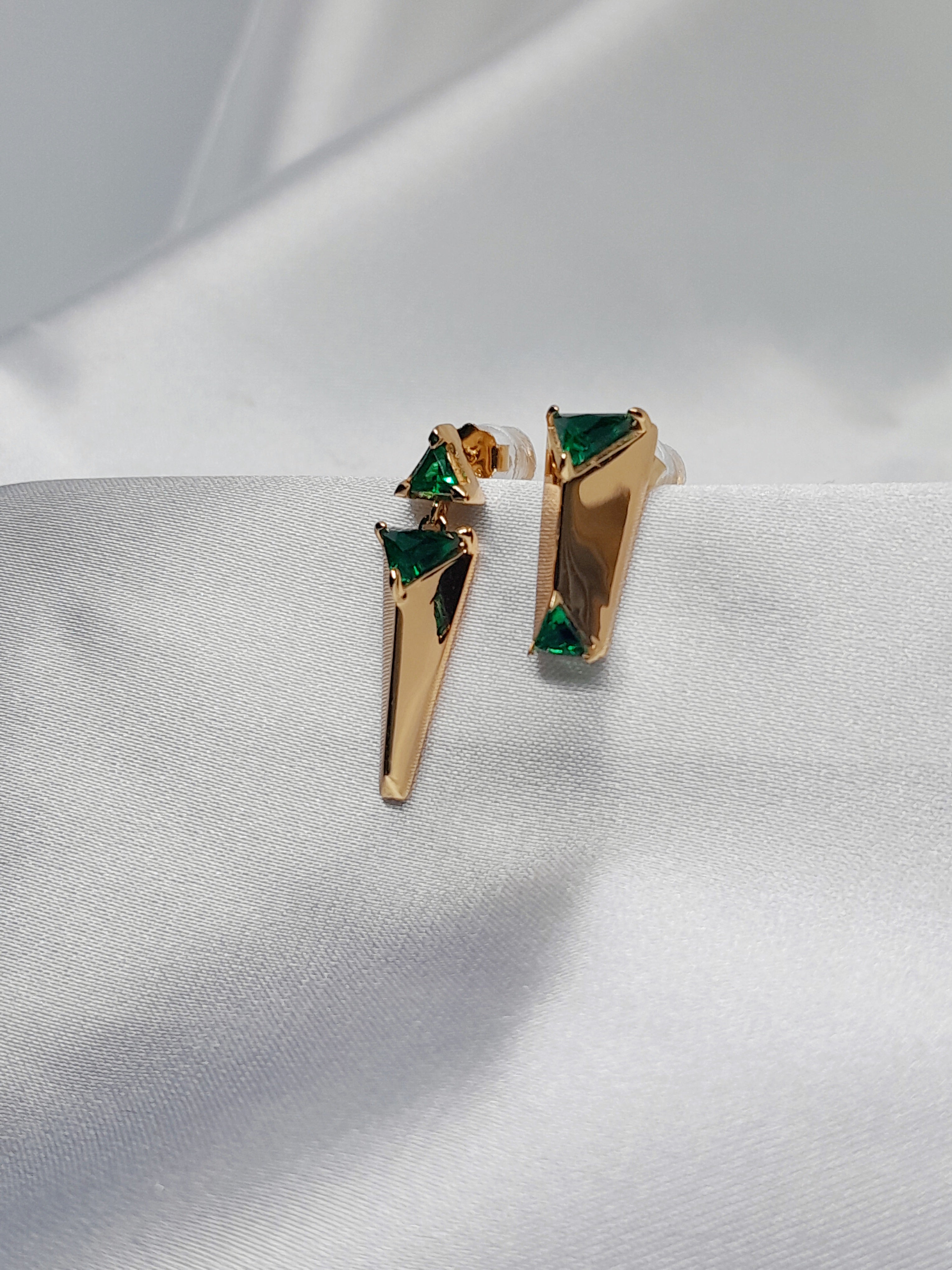 Boucles d’oreilles Malte en argent sterling 925 doré avec cristaux verts triangulaires, design géométrique asymétrique Oréa Bijoux.