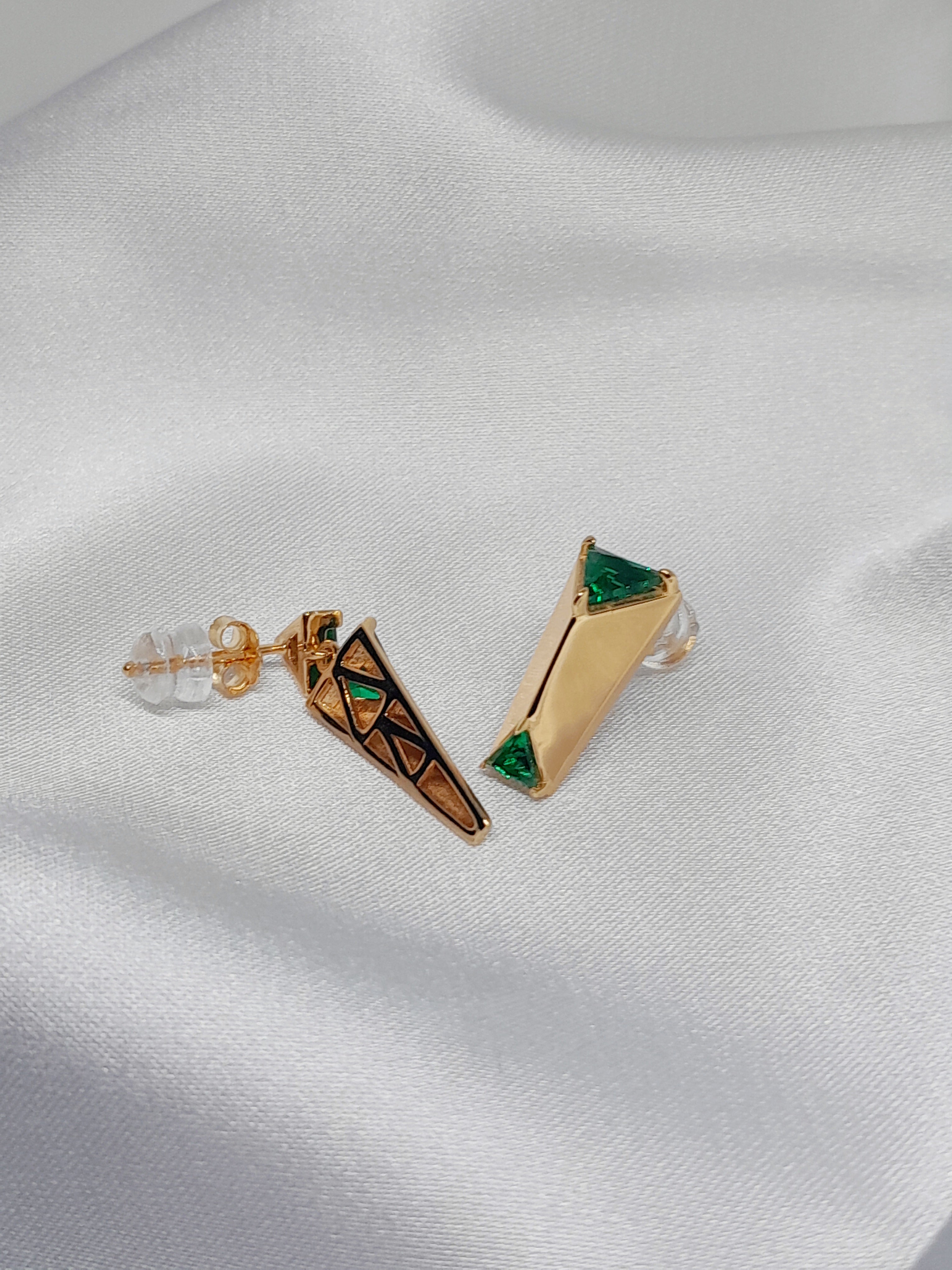 Boucles d’oreilles Malte en argent sterling 925 doré avec cristaux verts triangulaires, design géométrique asymétrique Oréa Bijoux.