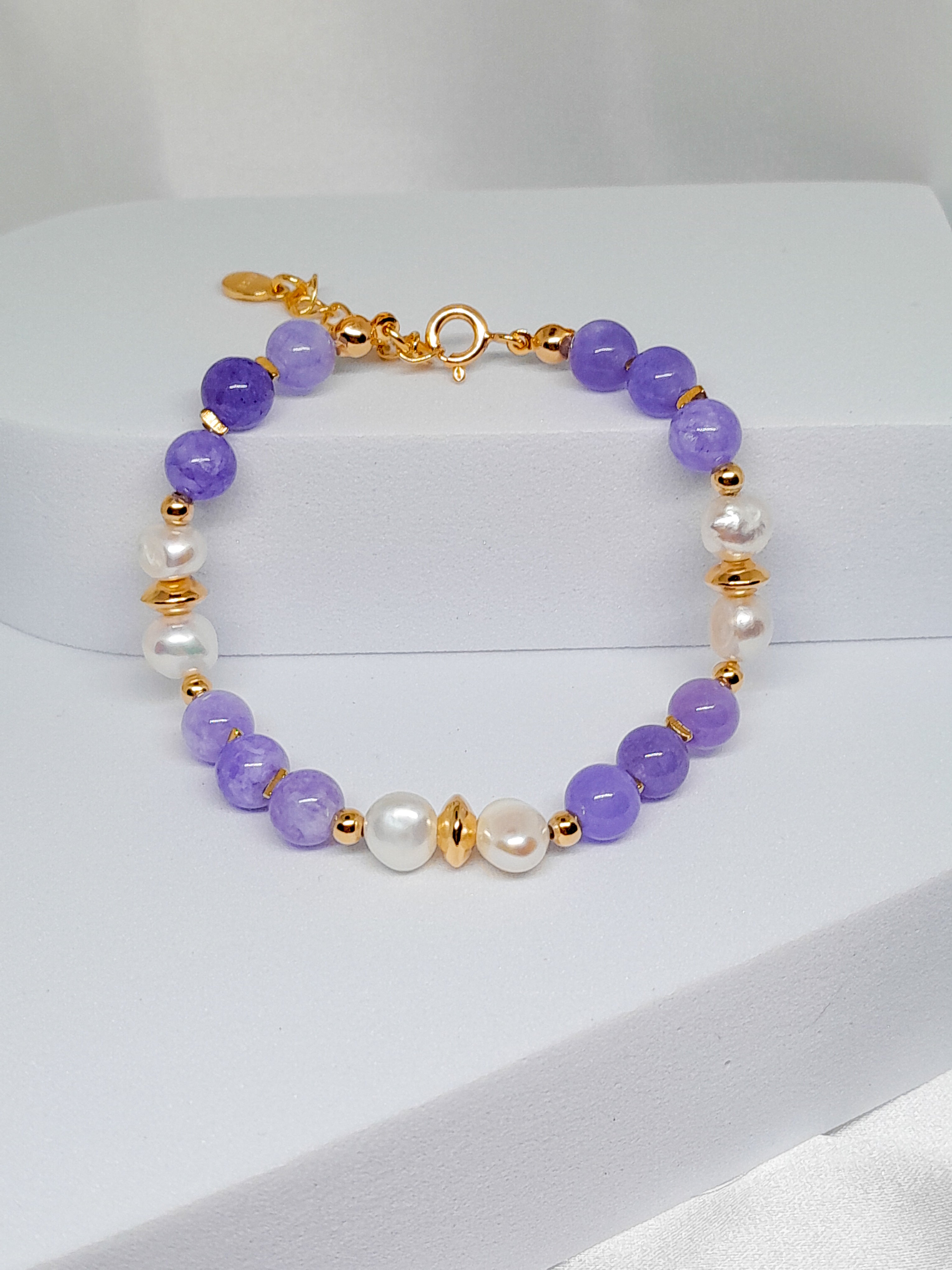 Bracelet Salma en argent sterling 925 doré à l’or fin 18 carats, orné de perles d’eau douce et de pierres naturelles de spodumène violette