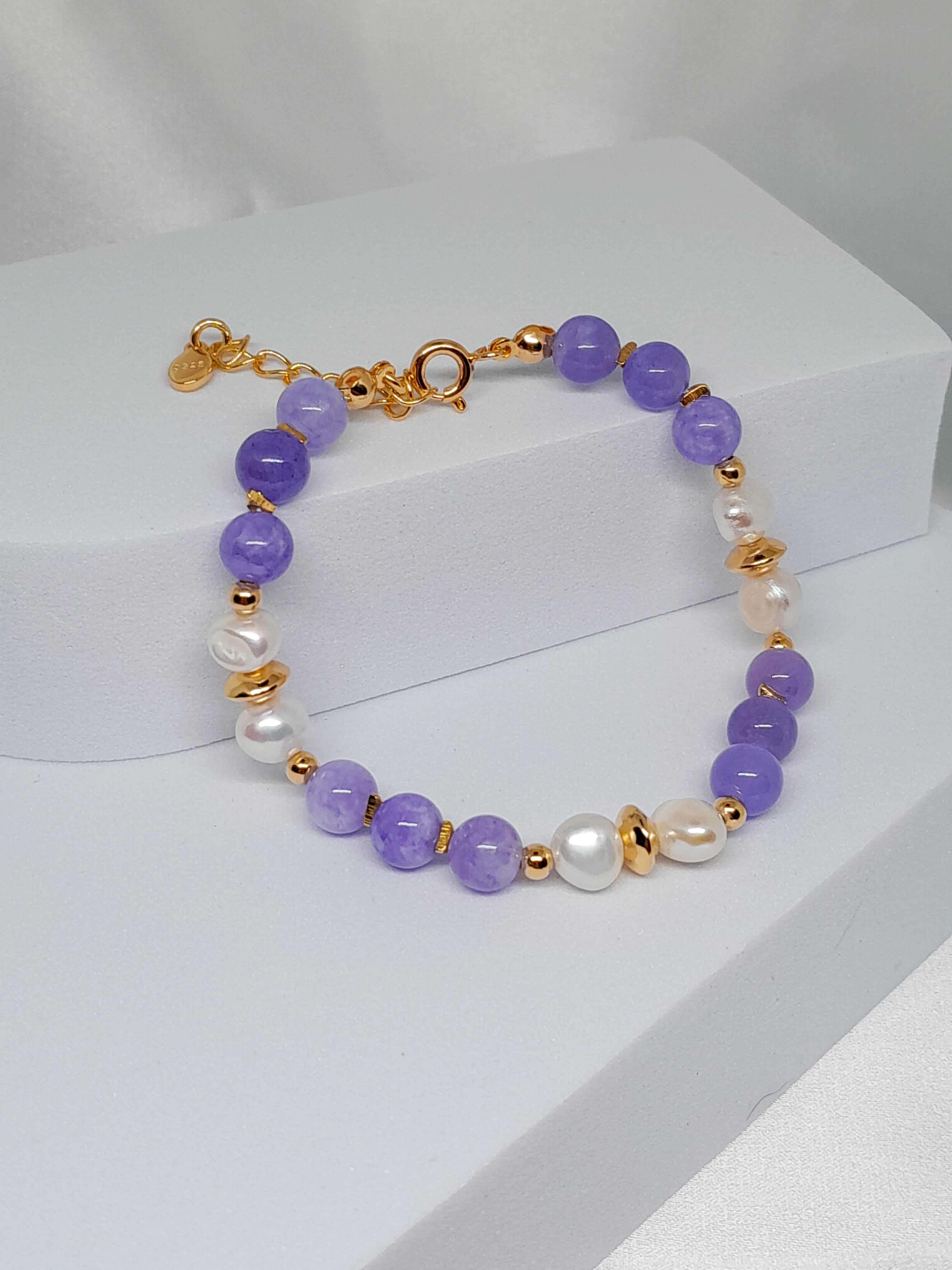 Bracelet Salma en argent sterling 925 doré à l’or fin 18 carats, orné de perles d’eau douce et de pierres naturelles de spodumène violette