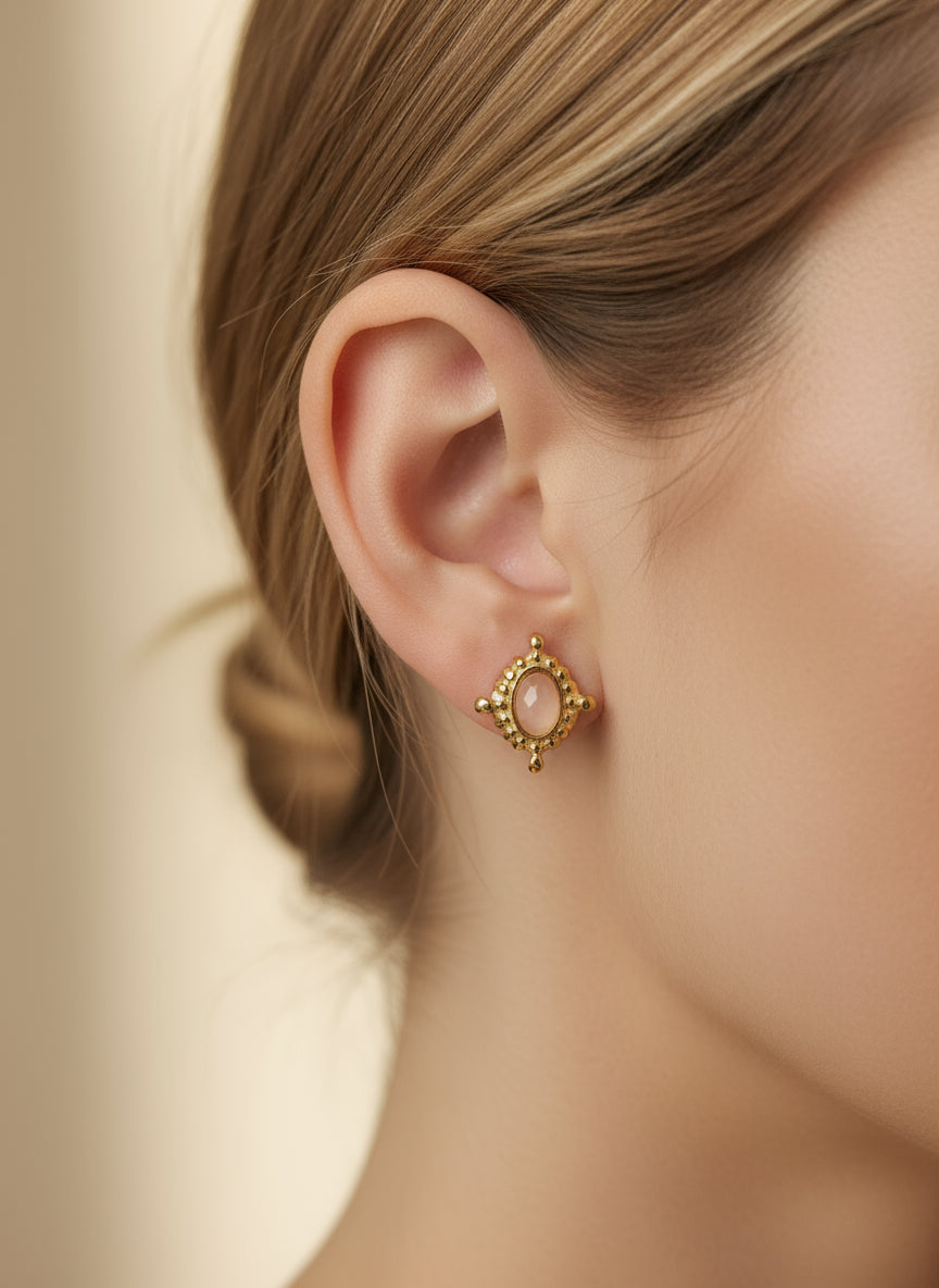 Boucles d’oreilles dorées Roxana en acier inoxydable avec pierre claire et détails perlés porté