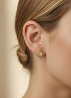 Boucles d’oreilles dorées Roxana en acier inoxydable avec pierre claire et détails perlés porté