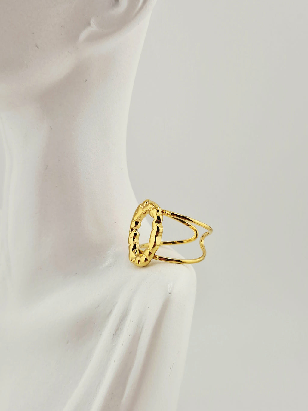 Bague Alizé en acier inoxydable doré, design moderne et texturé, ajustable et élégante.