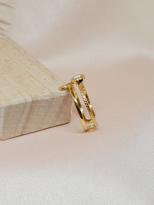 Bague Kalia en acier inoxydable doré à l’or fin 18K avec pierre nacrée blanche – bijou minimaliste élégant et ajustable