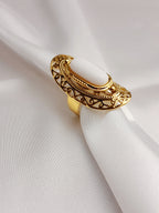 Bague Selena dorée en acier inoxydable avec pierre blanche ovale sur fond satiné