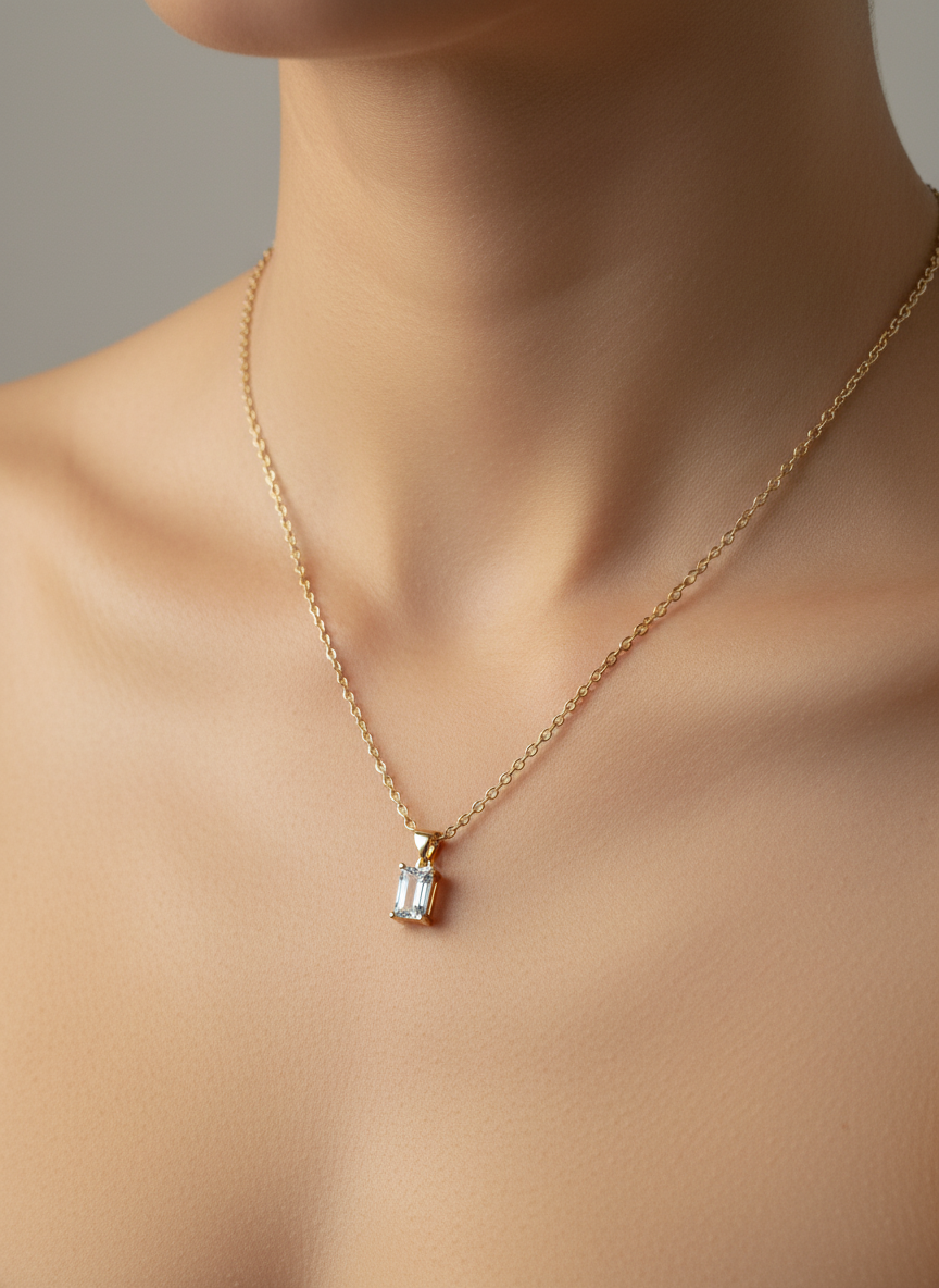 Clear pendant necklace