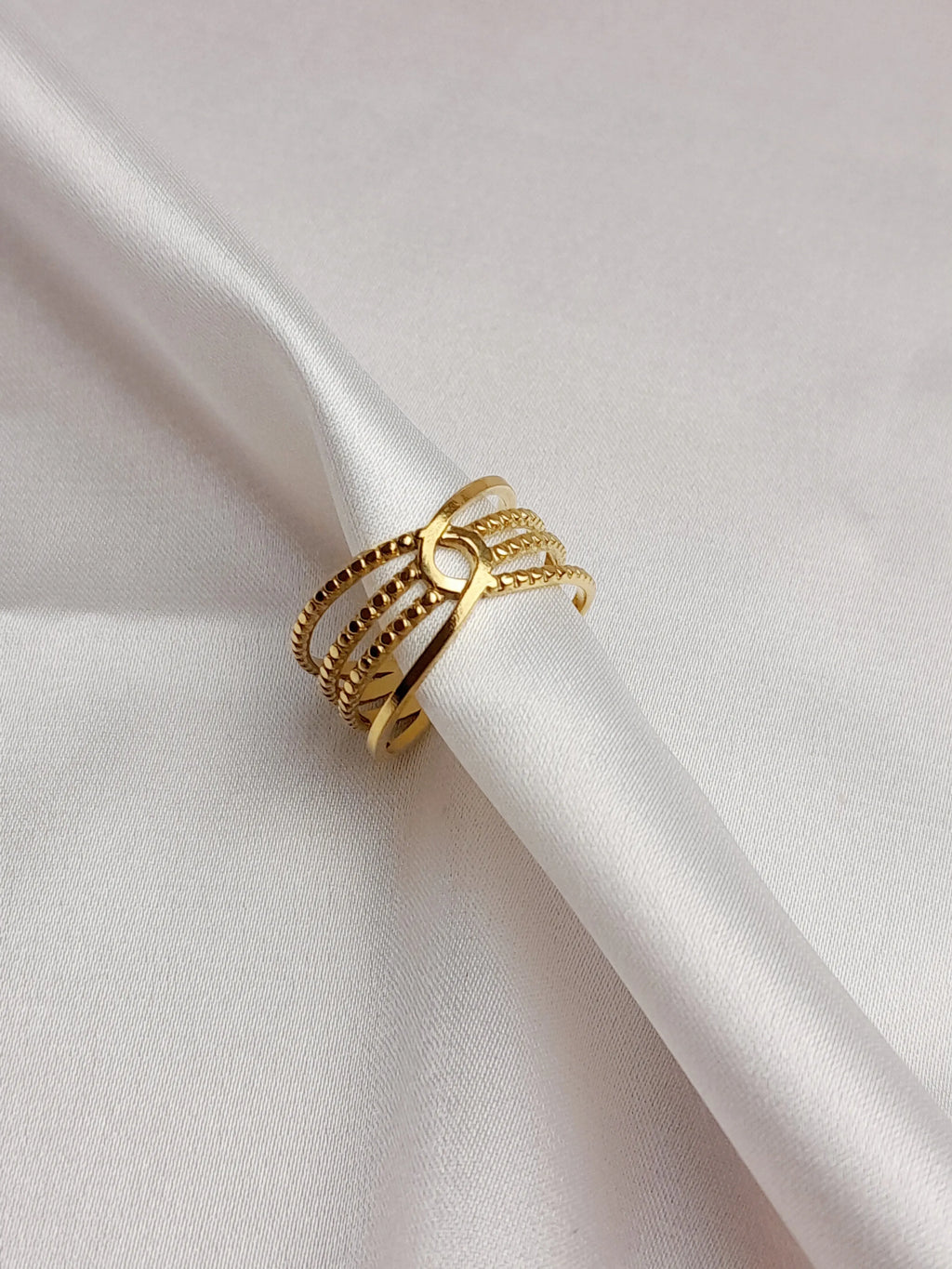 <img src="bague-multi-anneaux-doree.jpg" alt="Bague dorée en acier inoxydable avec triple anneau texturé et détail central circulaire – ajustable et hypoallergénique – Orea Bijoux">
