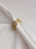 <img src="bague-multi-anneaux-doree.jpg" alt="Bague dorée en acier inoxydable avec triple anneau texturé et détail central circulaire – ajustable et hypoallergénique – Orea Bijoux">
