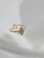 <img src="bague-zelda.jpg" alt="Bague Zelda dorée en acier inoxydable avec motif losange et pierres claires">
