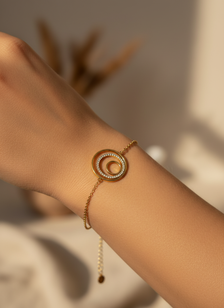 Bracelet en or sur tissu satin blanc, avec deux cercles concentriques dont l’un est serti de pierres brillantes porté