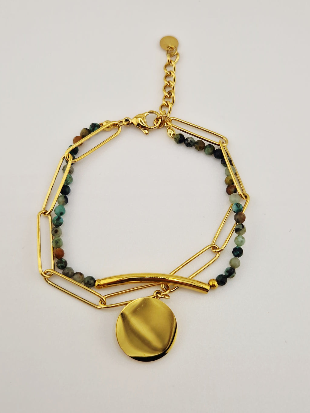 Bracelet Océane en acier inoxydable doré avec perles naturelles et médaillon décoratif.