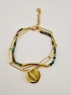 Bracelet Océane en acier inoxydable doré avec perles naturelles et médaillon décoratif.