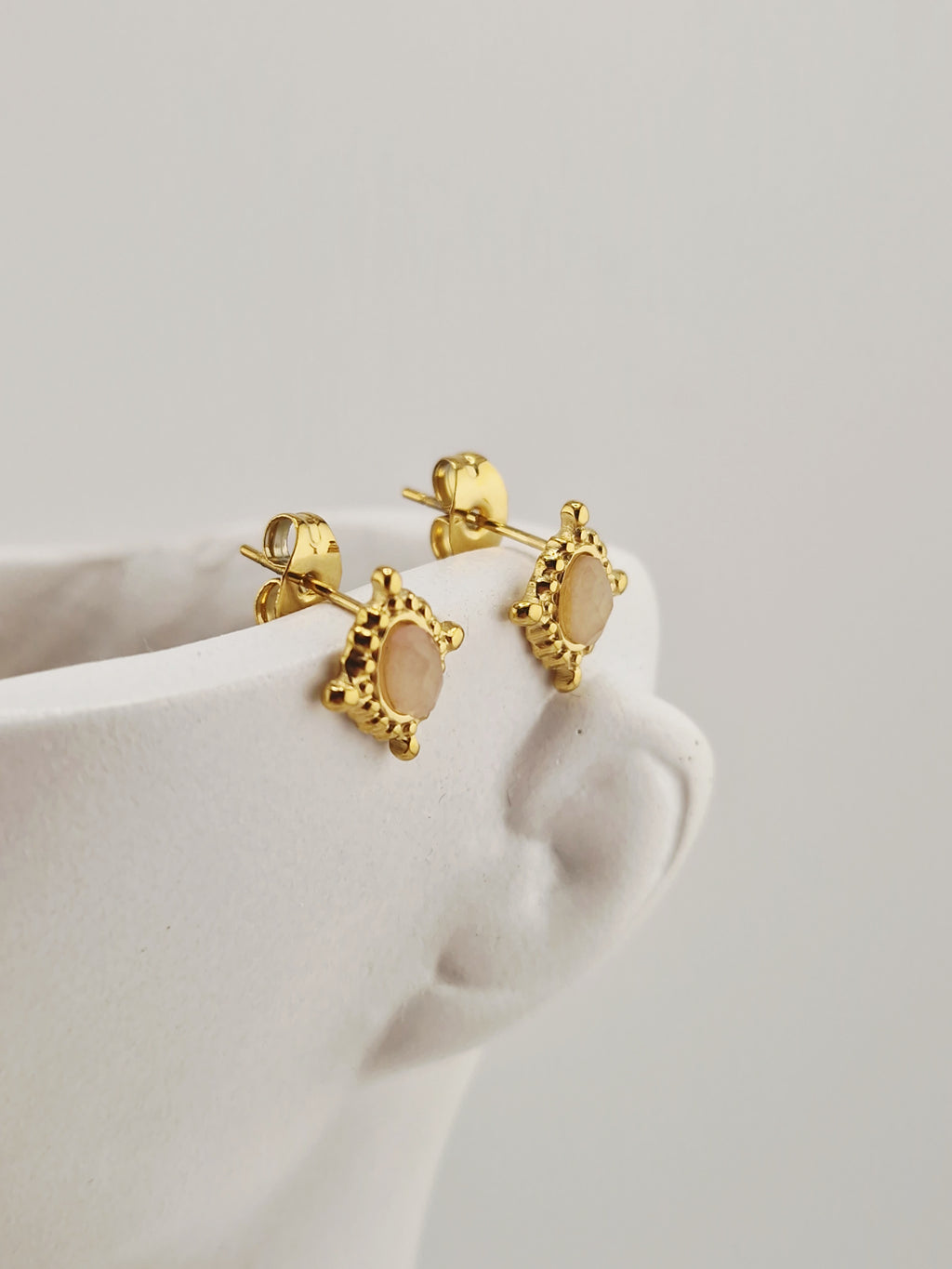 Boucles d’oreilles dorées Roxana en acier inoxydable avec pierre claire et détails perlés