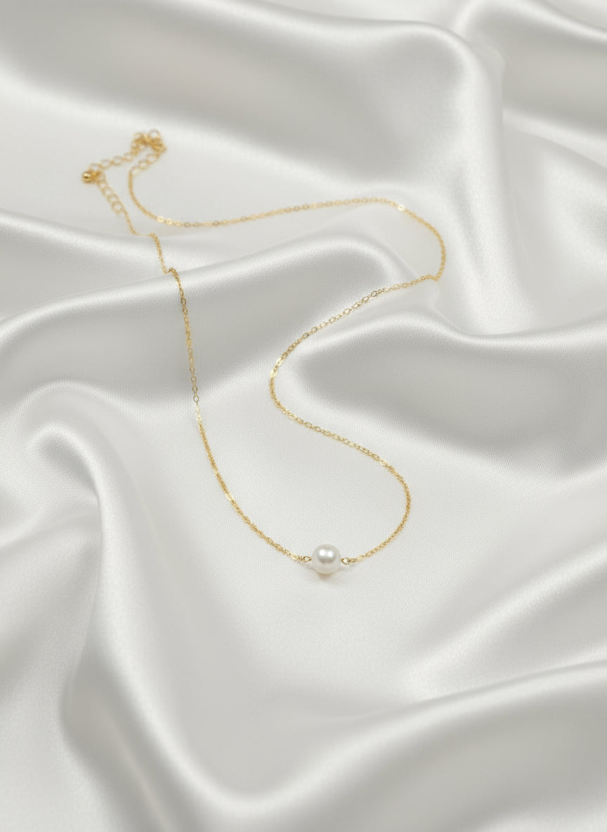 Collier Céline en acier inoxydable doré avec perle blanche nacrée, chaîne fine de 39 cm, bijou élégant et minimaliste.