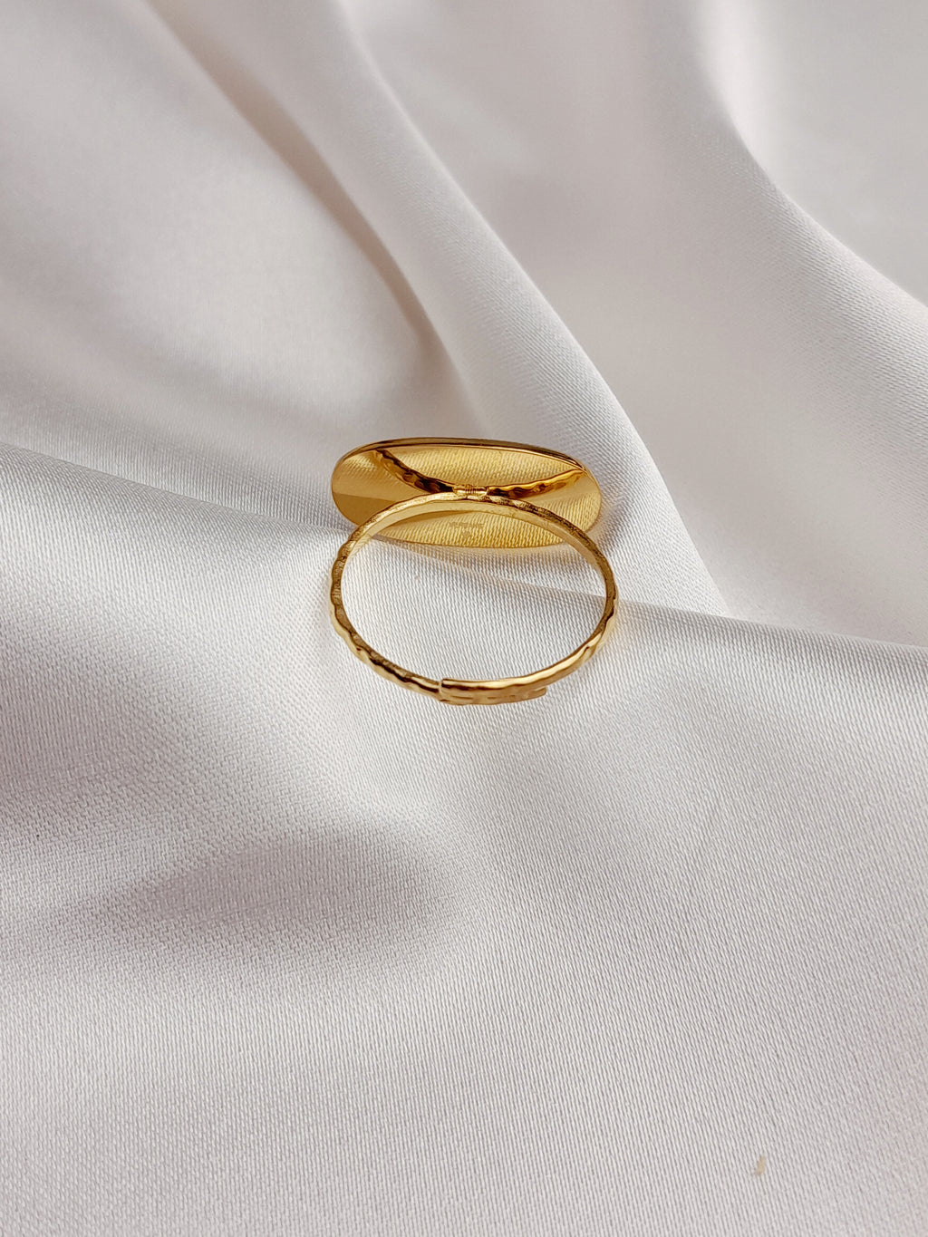 Bague Naya en acier inoxydable doré avec pierre naturelle ovale beige, bijou ajustable élégant et raffiné.