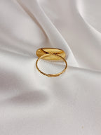 Bague Naya en acier inoxydable doré avec pierre naturelle ovale beige, bijou ajustable élégant et raffiné.