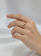 alt="Bague Melina dorée avec pierres colorées en dégradé sur fond blanc"