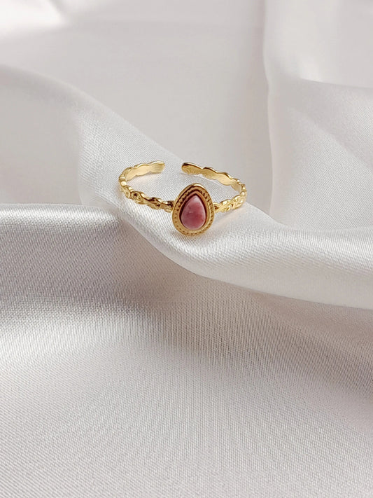 <img src="bague-goutte-rose.jpg" alt="Bague Goutte Rose en acier inoxydable doré avec pierre rose facettée et anneau texturé – Orea Bijoux">
