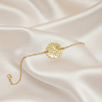 Bracelet doré femme en acier inoxydable 16 + 3,5 cm avec médaillon martelé sur fond satiné clair