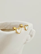 Boucles d’oreilles en forme de cœur dorées en acier inoxydable avec nacre blanche – collection Oréa Bijoux.