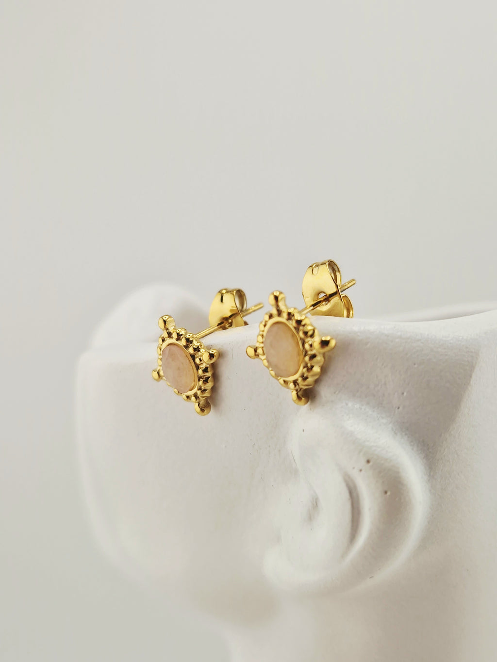 Boucles d’oreilles dorées Roxana en acier inoxydable avec pierre claire et détails perlés