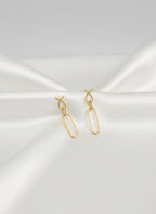 Boucles d’oreilles dorées Zéphyra design ovale en acier inoxydable sur fond satiné