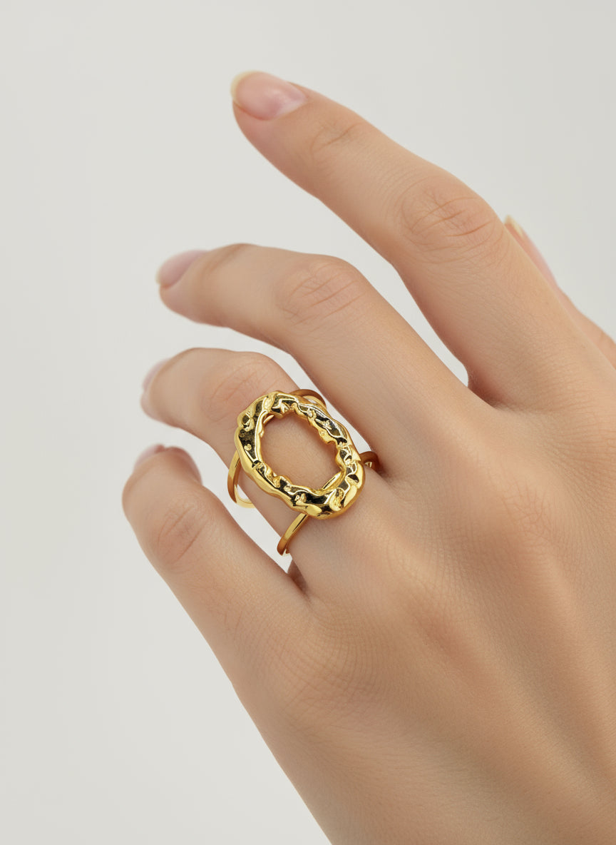 Bague Alizé en acier inoxydable doré, design moderne et texturé, ajustable et élégante.