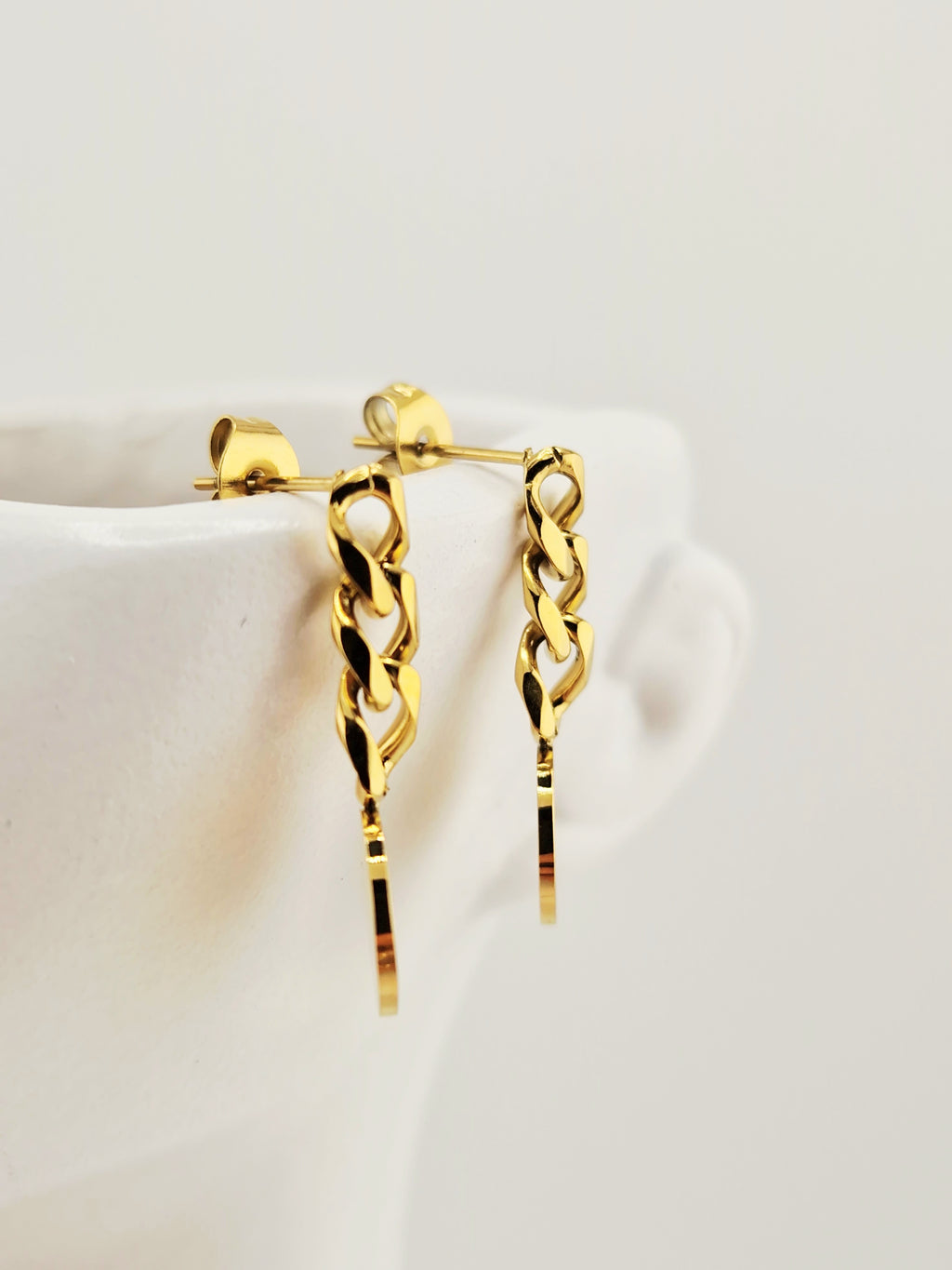 Boucles d’oreilles dorées femme chaîne gourmette et médaillon rond brillant