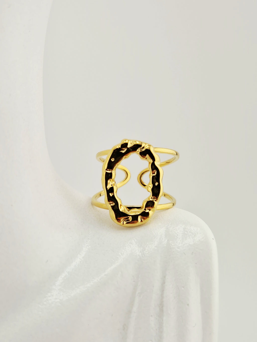 Bague Alizé en acier inoxydable doré, design moderne et texturé, ajustable et élégante.